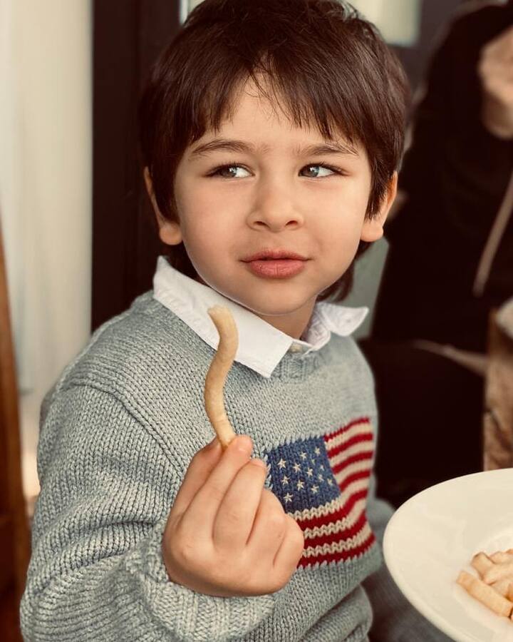 तैमूर अली खान आपको फ्रेंच फ्राइज़ खाने की दावत दे रहे हैं. इस तस्वीर में स्टार किड तैमूर बहुत ही ज्यादा क्यूट और प्यारे लग रहे हैं. ऐसे ही थोडे, वो दर्शकों के सबसे पसंदीदा स्टारकिड हैं.