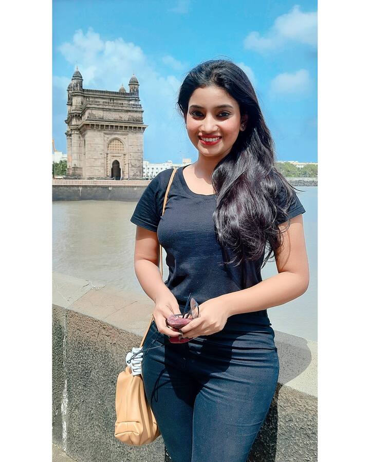 तिचे फोटो चाहत्यांच्या पसंतीस उतरले असून त्यावर अनेक कमेंट्सदेखील येत आहेत. राजेश्वरी नेहमीच इन्स्टाग्राम, फेसबुकवर तिचे फोटो नेहमी शेअर करत असते. या फोटोंनी तिने रसिकांची मने जिंकली आहेत.(photo courtesy : @Rajeshwariofficial facebook)