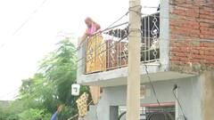 Prayagraj: रिपोर्टिंग के साथ-साथ बाढ़ पीड़ितों की भी मदद | ABP Ganga Hindi