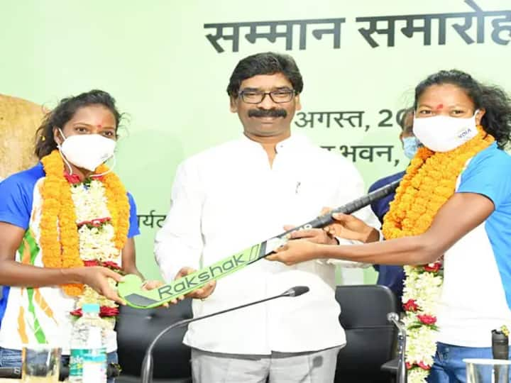 Tokyo Olympics Jharkhand Government gave gifts to salima tete and nikki pradhan Hemant Soren gave 50 lakh cash and house ann Tokyo Olympics: निक्की और सलीमा पर झारखंड सरकार ने की तोहफों की बरसात, हेमंत सोरेन ने घर-पैसा सब दिया