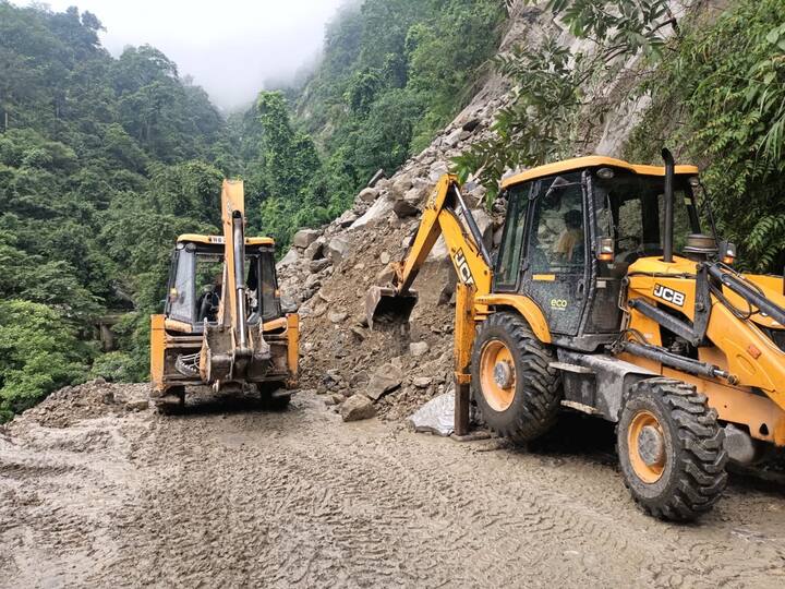 বিহারের ওপর রয়েছে ঘূর্ণাবর্ত। তার জেরেই উত্তরবঙ্গে ভারী বৃষ্টির সতর্কতা জারি হয়েছে।