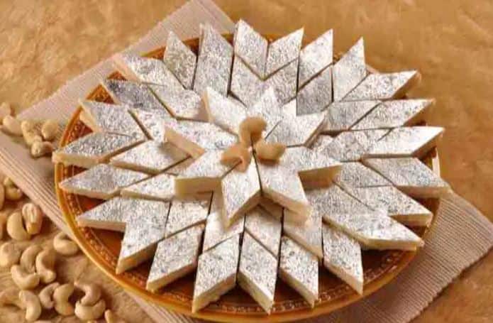Check Adulteration in Silver leaf on Sweets Health Tips: मिठाईयों पर लगा नकली चांदी का वर्क पहुंचा सकता है नुकसान, इन तरीको से करें पहचान