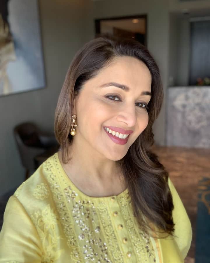 (Courtesy : Instagram) గ్రీన్ కలర్ లెహంగా వేసుకొని ఫోటోషూట్ లో పాల్గొంది మాధురీ దీక్షిత్.