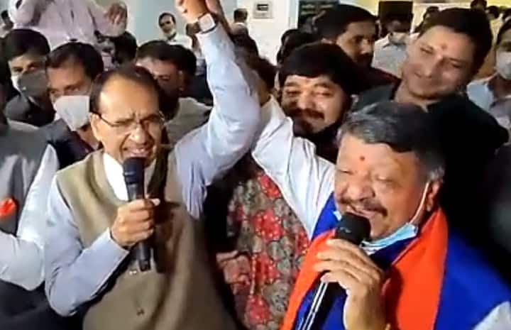 MP: Yeh Dosti Hum Nahi Todenge, Shivraj Singh Chouhan-Kailash Vijayvargiya Feat ANN MP: लंबे अंतराल के बाद सीएम शिवराज से मिले कैलाश विजयवर्गीय, साथ में गाया गाना- ‘ये दोस्ती हम नहीं तोड़ेंगे’