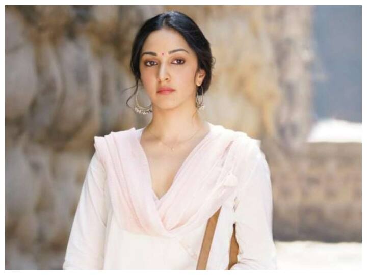 Kiara Advani breaks down while watching Shershaah Movie funeral scene Shershaah Scene : নিজের ছবি 'শের শাহ' দেখে কেঁদে ফেললেন কিয়ারা আডবাণী, ভাইরাল ভিডিও