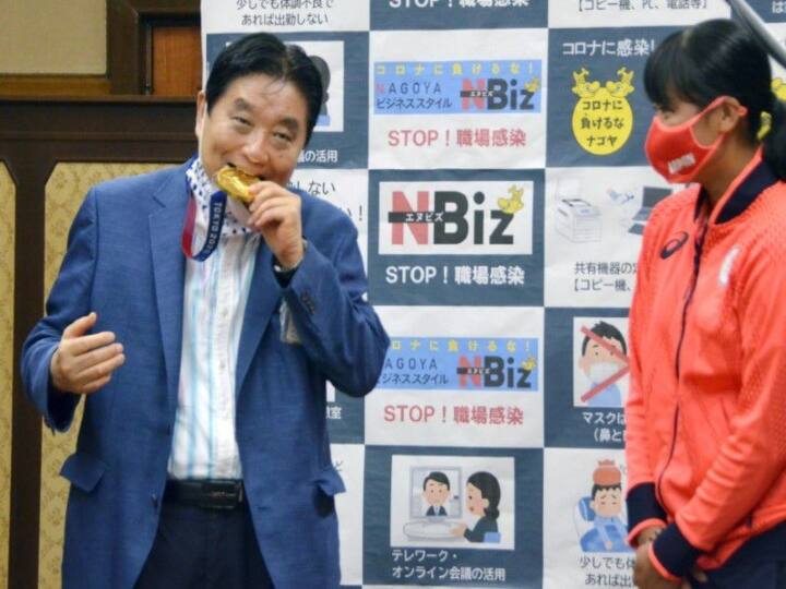 Japan Softball team player to get her medal replaced after mayor bites her medal Mayor Bites Olympic Medal | ஒலிம்பிக் பதக்கத்தை கடித்த மேயர்... இப்போ இப்படி ஒரு முடிவா?