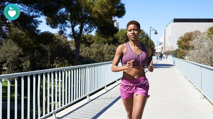 ਕਾਰਡੀਓ- ਕਾਰਡੀਓ ਕਸਰਤ ਵਿੱਚ ਤੁਹਾਡੀ ਸੈਰ, ਦੌੜ ਜਾਂ ਸਾਈਕਲਿੰਗ ਸ਼ਾਮਲ ਹੈ। ਕਾਰਡੀਓ ਕਰਨਾ ਤੁਹਾਡੇ ਸਰੀਰ ਤੋਂ ਵਾਧੂ ਚਰਬੀ ਨੂੰ ਸਾੜਨ ਵਿੱਚ ਮਦਦ ਕਰਦੀ ਹੈ। ਕਾਰਡੀਓ ਕਸਰਤ ਲਈ ਸਵੇਰ ਦਾ ਸਮਾਂ ਬਹੁਤ ਵਧੀਆ ਹੁੰਦਾ ਹੈ। ਖਾਲੀ ਪੇਟ 'ਤੇ ਕਾਰਡੀਓ ਸੈਸ਼ਨ ਕਰਨ ਨਾਲ ਇਕੱਠੀ ਹੋਈ ਚਰਬੀ ਤੇਜ਼ੀ ਨਾਲ ਘਟਣੀ ਸ਼ੁਰੂ ਹੋ ਜਾਂਦੀ ਹੈ।