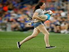 फुटबॉल मैच के दौरान 2 साल का बच्चा मैदान के बीच पहुंच गया, मां ने भाग कर पकड़ा, वीडियो वायरल