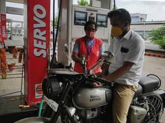 கரூரில் ’நீரஜ்’ என்று பெயர் வைத்திருந்தால் 2 லிட்டர் பெட்ரோல் இலவசம்...!