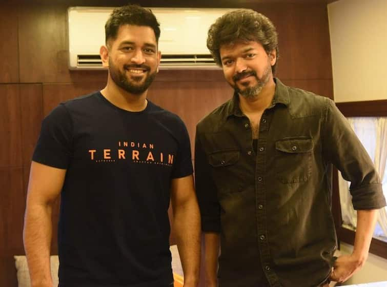 Dhoni meets Thalapathy Vijay Thalapathy Vijay : విజయ్ తో ధోనీ.. సినీ, క్రికెట్ ఫ్యాన్స్ ఫిదా.. ఫోటోలు వైరల్