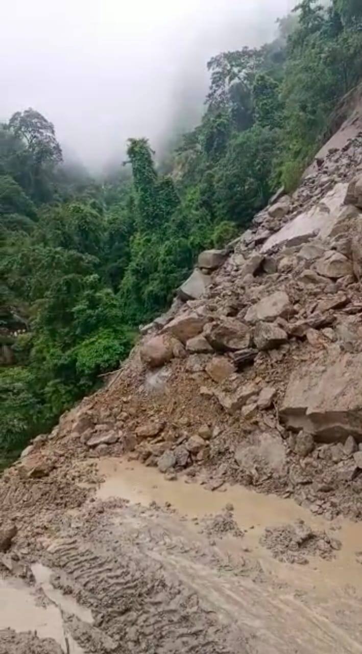 গতকাল রাতে ব্যপক বৃষ্টি পর সেবক পাহাড়ে ধস নামে। যার ফলে বন্ধ হয়ে যায় শিলিগুড়ি ও সিকিমের মধ্যে যানচলাচল। ইতিমধ্যেই ঘটনাস্থলে পৌঁছে গিয়েছেয় উদ্ধারকারী দল।