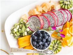 Kitchen Hacks: कटे हुए फलों को लंबे समय तक काला पड़ने से कैसे बचाएं, अपनाएं ये ट्रिक्स