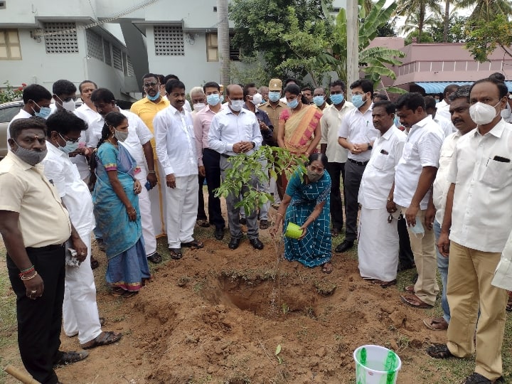 Sapling in the name of the corona victims in Cuddalore கொரோனாவால் உயிரிழந்தவர்களின் பெயரில் மரக்கன்று- கடலூர் மாவட்ட நிர்வாகத்தின் புதிய முயற்சி...!