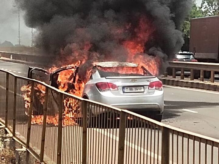 Telangana: Sudden Fire In Car At Sangareddy 65 National Highway Passengers escape safely Telangana: ఉన్నట్టుండి కారులో చెలరేగిన మంటలు…కార్లో ఉన్నవాళ్లు ఏం చేశారంటే….