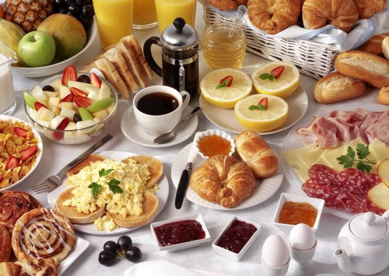 Health Tips: What to Eat and Avoid on Empty Stomach Know In Details Health Tips: ఉదయాన్నే ఇవి తినండి.. ఆరోగ్యాన్ని కాపాడుకోండి.