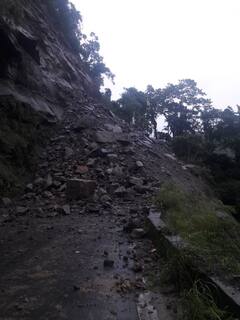 সেবকে জাতীয় সড়কে ধস; কালিম্পং থেকে শিলিগুড়ি যোগাযোগ বিচ্ছিন্ন, আটকে যাত্রীরা