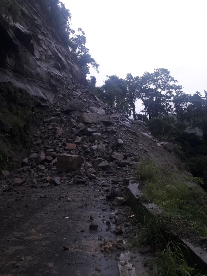 আটকে পড়েছে বহু গাড়ি। দুর্ভোগে পড়েছেন যাত্রীরা।