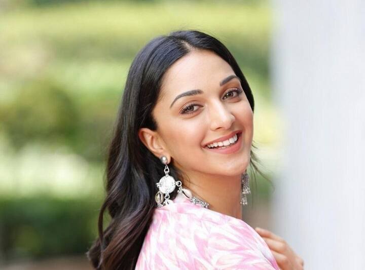 कियारा आगे कहती हैं, ‘शंकर सर के साथ यह मेरा पहला प्रोजेक्ट है उनके साथ काम करने को लेकर मैं काफी एक्साइटेड और नर्वस हूं’. कियारा ने यह भी बताया कि अपनी हर फिल्म की रिलीज से पहले मैं चिंतित और नर्वस रहती हूं.