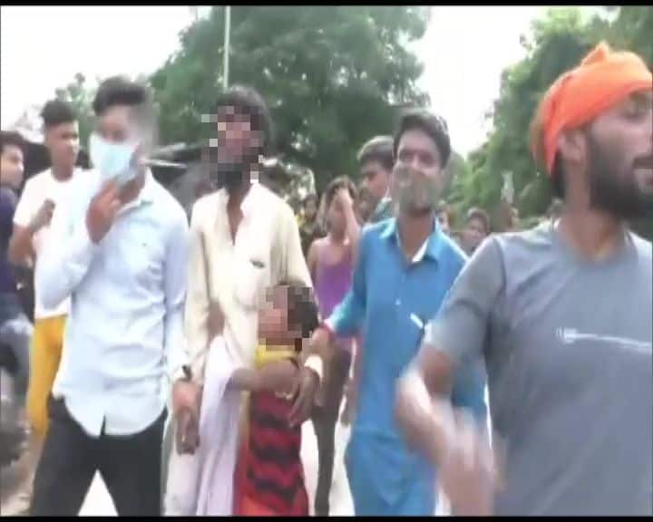 Muslim Man Assaulted: कानपुर में मुस्लिम युवक की सरेआम जमकर पिटाई, दया की भीख मांगती रही बेटी