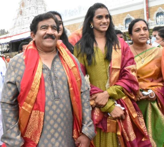 PV Sindhu at Tirupati Temple: యువక్రీడాకారుల కోసం త్వరలోనే అకాడమీ ప్రారంభిస్తా…తిరుమలలో పీవీ సింధు