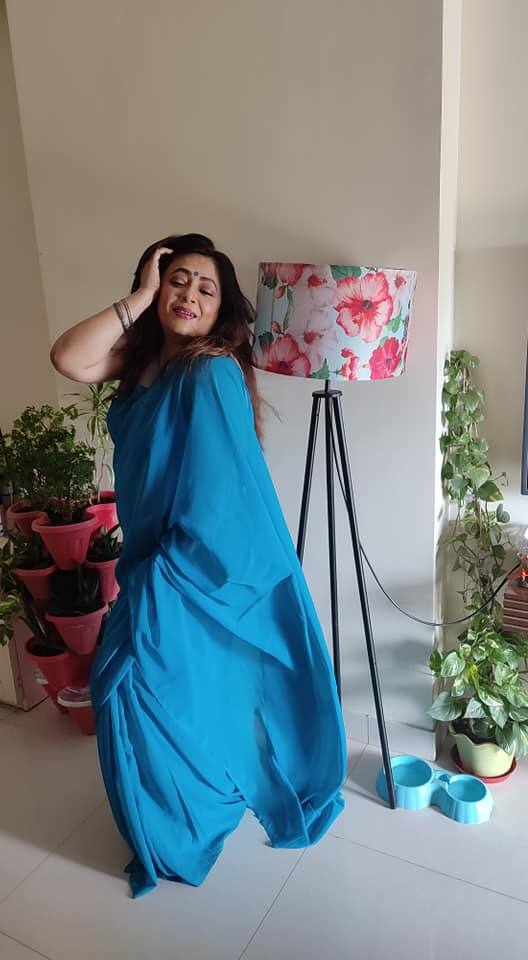 প্রিয় নায়িকার জন্মদিনে শ্রীদেবীর মতই সাজলেন শ্রীলেখা। আকাশি শাড়িতে শ্রীদেবীর বিখ্যাত বৃষ্টিভেজার দৃশ্য মনে করালেন শ্রীলেখা।