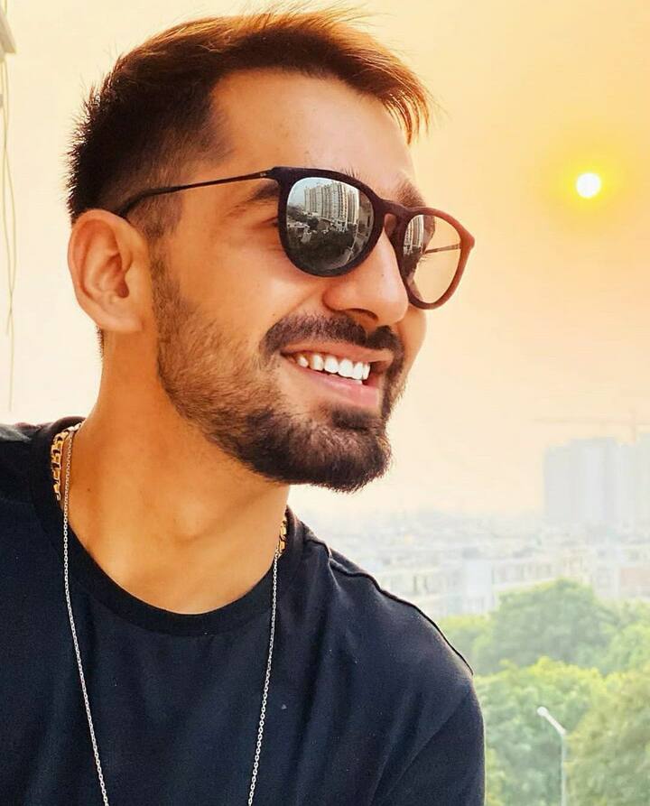 ਗੀਤ ਬਾਰੇ ਗੱਲ ਕਰਦਿਆਂ ਤਨਿਸ਼ਕ ਬਾਗਚੀ ਦਾ ਕਹਿਣਾ ਹੈ ਕਿ ਸਖੀਆਂ 2.0 ਉਨ੍ਹਾਂ ਗਾਣਿਆਂ ਵਿੱਚੋਂ ਇੱਕ ਹੈ ਜਿਨ੍ਹਾਂ ਨੂੰ ਤੁਸੀਂ ਪਹਿਲੀ ਵਾਰ ਸੁਣਦਿਆਂ ਹੀ ਆਪਣੇ ਦਿਮਾਗ ਵਿੱਚੋਂ ਬਾਹਰ ਨਹੀਂ ਕੱਢ ਸਕਦੇ। ਇਸ ਗਾਣੇ ਦੀ ਬੀਟਸ ਤੇ ਬੋਲ, ਕੰਪੋਜ਼ੀਸ਼ਨ ਦੇ ਨਾਲ ਬਿਲਕੁਲ ਸਟੀਕ ਬੈਠਦੇ ਹਨ।