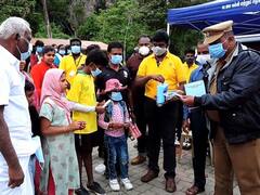 கொடைக்கானலில் முகக்கவசம் அணியாதவர்களிடம் காலில் விழுந்து விழிப்புணர்வு ஏற்படுத்தும் இளைஞர்கள்