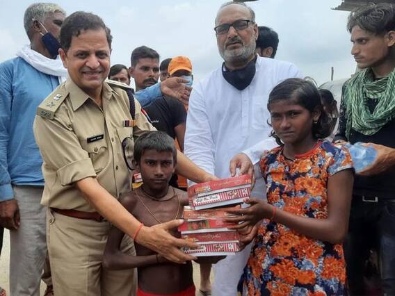 हमीरपुर में बाढ़ से हाहाकार, मोटर बोट पर सवार एसपी खुद पहुंचा रहे लोगों को मदद हमीरपुर में बाढ़ से हाहाकार, मोटर बोट पर सवार एसपी खुद पहुंचा रहे लोगों को मदद