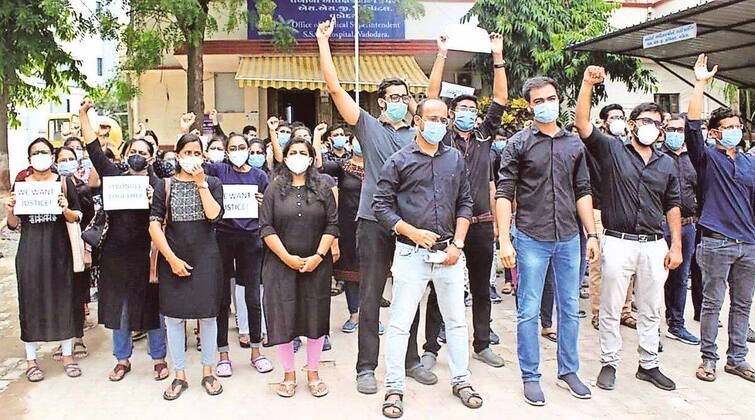 State government accepts demand of resident doctors, ends strike, orders to vacate hostels withdrawn રાજ્ય સરકારે રેસિડન્ટ ડોક્ટરોની માગ સ્વીકારતા હડતાળનો અંત, હોસ્ટેલ ખાલી કરવાના આદેશ પરત ખેંચવામાં આવ્યા