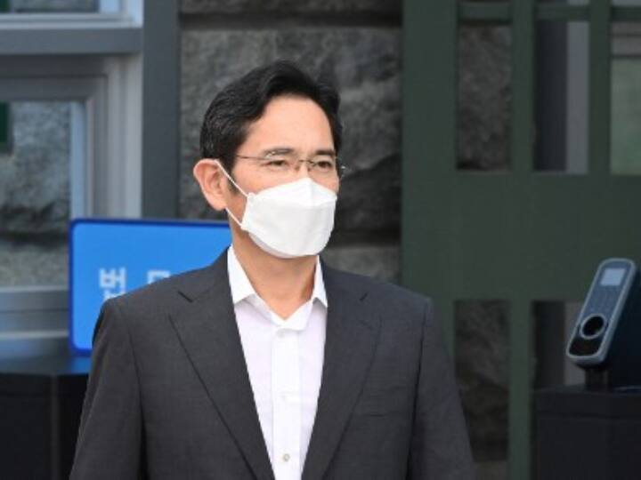 Samsung Heir Lee Jae-yong, Convicted Of Bribery, Walks Out Of Prison On Parole Samsung Heir Lee Jae-yong, Convicted Of Bribery, Walks Out Of Prison On Parole
