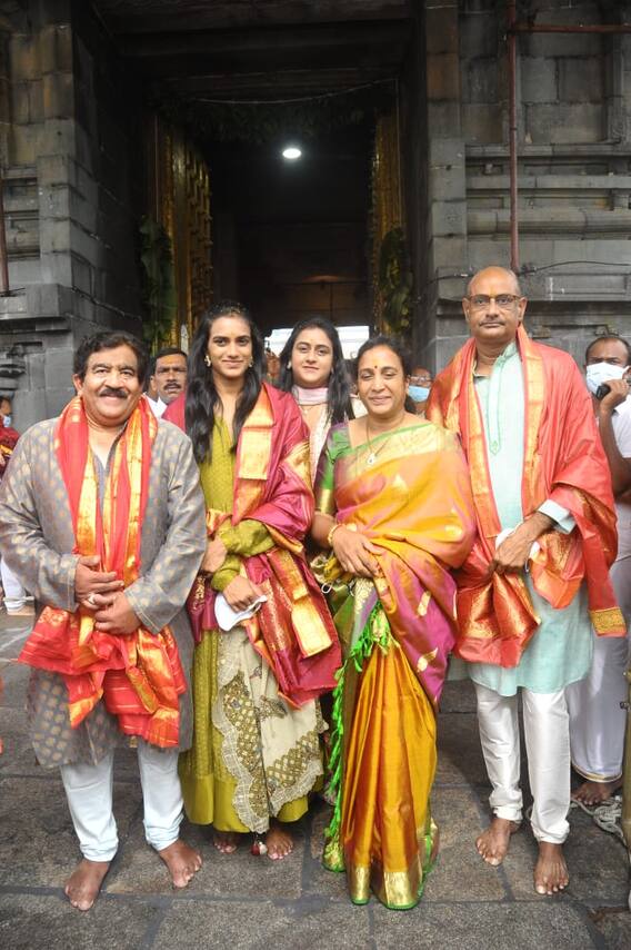 PV Sindhu at Tirupati Temple: యువక్రీడాకారుల కోసం త్వరలోనే అకాడమీ ప్రారంభిస్తా…తిరుమలలో పీవీ సింధు