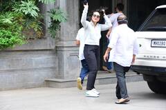 छोटे बेटे Jehangir  को लेकर पापा रणधीर के घर पहुंचीं Kareena Kapoor, मीडिया से नहीं छिपाया बेटे का चेहरा, खुद भी दिए पोज़