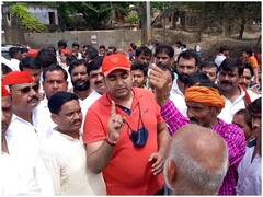 इटावा: अखिलेश यादव के चचेरे भाई ने बाढ़ पीड़ितों को बांटी राहत सामग्री, सरकार पर लगाए मदद ना करने के आरोप