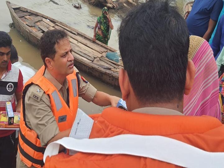 हमीरपुर में बाढ़ से हाहाकार, मोटर बोट पर सवार एसपी खुद पहुंचा रहे लोगों को मदद