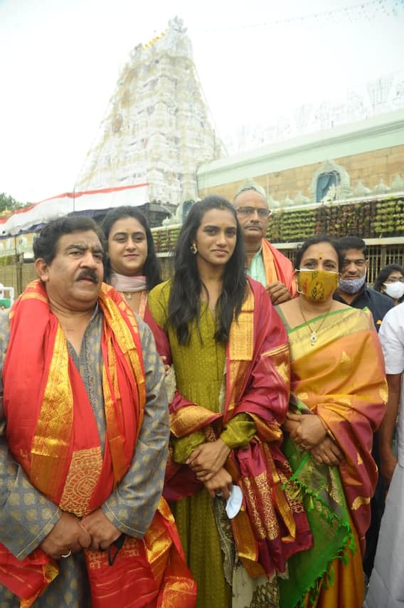 PV Sindhu at Tirupati Temple: యువక్రీడాకారుల కోసం త్వరలోనే అకాడమీ ప్రారంభిస్తా…తిరుమలలో పీవీ సింధు