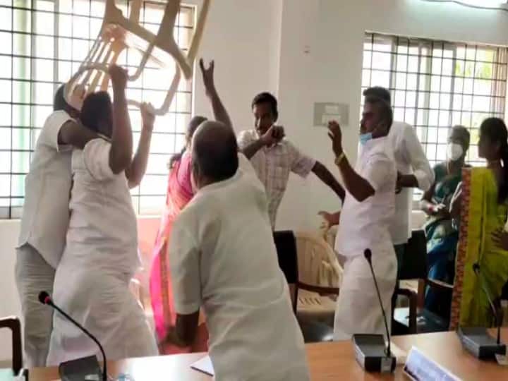 Clash between two councilors at Sivagangai ADMK union councilors meeting