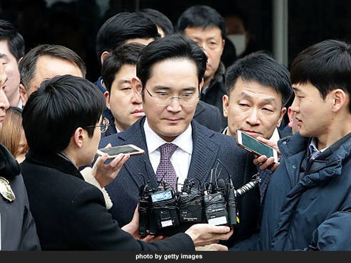 Jailed Samsung chief Lee Jae yong released on parole in South Korea लाचखोरीच्या आरोपाखाली तुरुंगवास भोगणाऱ्या सॅमसंगच्या मालकाची दीड वर्षानंतर पॅरोलवर सुटका