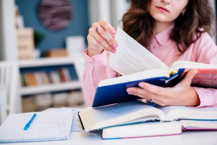 करियर ग्रोथ की संभावना देखें -  कॉलेज या कोर्स का सेलेक्शन करते समय ये ध्यान रखें कि उस कोर्स की भविष्यगत क्या संभावनाएं हैं. अगर आप ऑफबीट कोर्स का चयन कर रहे हैं तो भविष्य में उसके विस्तार और उसमें ग्रोथ की संभावनाओं को लेकर अच्छे से विचार करें. इसके साथ ही ये भी देखें कि उस फील्ड में नौकरी मिलने के कितने चांसेस हैं. साथ ही ये भी देखना चाहिए कि उस संबंधित कोर्स में हायर स्टडीज की पॉसिबिलिटी है या नही.