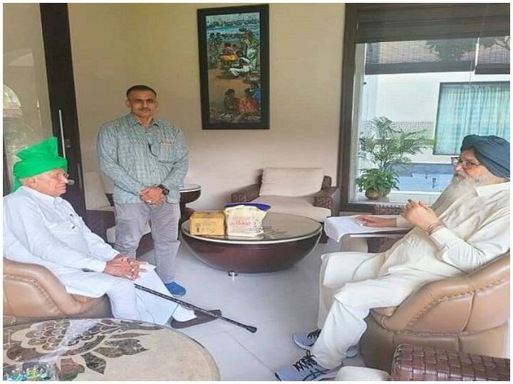 INLD Chief Om Prakash Chautala met Akali Dal Leader Parkash Singh Badal INLD सुप्रीमो ओम प्रकाश चौटाला ने की प्रकाश सिंह बादल से मुलाकात, तीसरा मोर्चा खड़ा करने की कवायद तेज