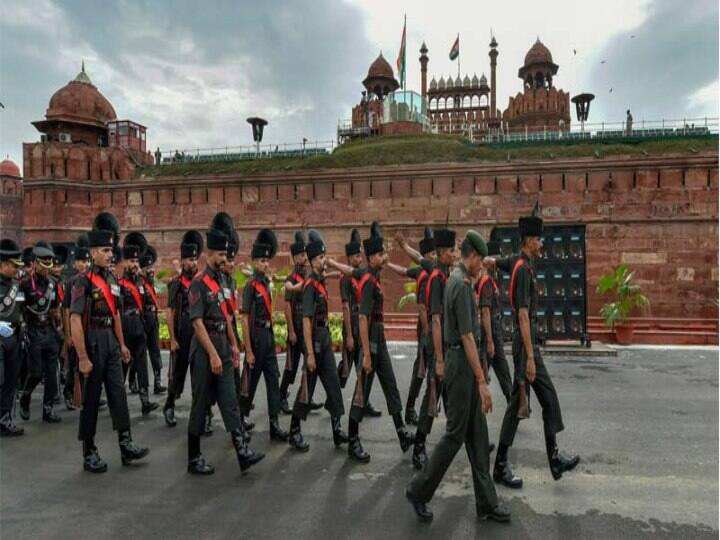 Independence Day 2021: dress rehearsal for 15th august today, route around lal qila will be diverted till 10 am Independence Day 2021: 15 अगस्त के लिए फुल ड्रेस रिहर्सल आज, लाल किले के आसपास सुबह 10 बजे तक रूट रहेगा डायवर्ट