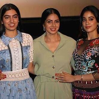 बॉलीवूडची पहिली लेडी सुपरस्टार म्हणून ओळख असणारी श्रीदेवी हिचा आज जन्मदिवस.  आपलं सौंदर्य आणि अदाकारी अभिनयाने तिने इंडस्ट्रीमध्ये स्वत:ची वेगळी ओळख निर्माण केली आणि असं शिखर गाठलं जिथे पोहोचणं इतकं सहज नव्हतं.(photo courtesy :  @shrideviofficial instagram)