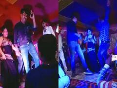 मुखिया ने कोरोना गाइडलाइंस को दिखाया ठेंगा, ऑर्केस्ट्रा में बार-बालाओं के साथ लगाए ठुमके, वीडियो VIRAL