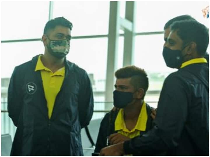 आईपीएल 2020 के सभी मुकाबले यूएई में ही खेले गए थे. चेन्नई का आईपीएल 2020 में निराशाजनक प्रदर्शन देखने को मिला था. टीम अपने 14 मैचों में सिर्फ 6 में ही जीत दर्ज कर सकी थी और प्वाइंट्स टेबल में सातवें स्थान पर रही थी. (फोटो सोशल मीडिया)