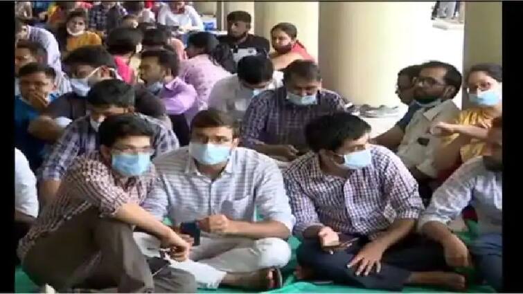 Maharashtra resident doctors to go on indefinite strike from tomorrow Maharashtra: राज्यातील निवासी डॉक्टर उद्यापासून बेमुदत संपावर, वाढत्या कोरोनाच्या पार्श्वभूमीवर धोक्याची घंटा