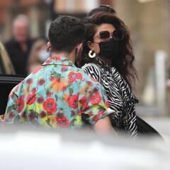 हाथों में हाथ डाले लंदन की सड़कों पर घूमते दिखे Priyanka Chopra और Nick Jonas, साथ में बिता रहे क्वालिटी टाइम