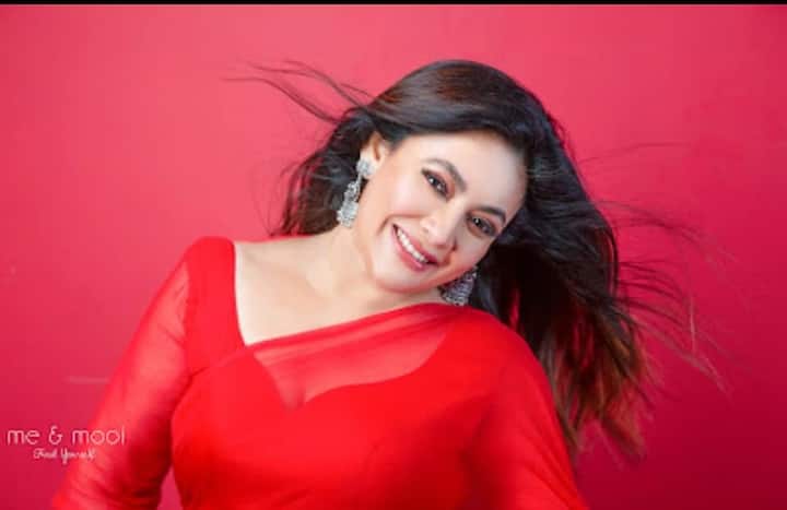 লাল শাড়িতে এদিন একটি ফটোশ্যুটও সারের শ্রীলেখা। শেয়ার করলেন সেই ঝলকও। (ছবি সৌজন্যে: মি অ্যান্ড মুনি ফাইন্ড ইওরসেলফ)