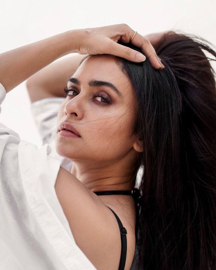 यात अनेक गोष्टींचा समावेश असेल. हळूहळू ते तुम्हाला कळेलच. सध्यातरी महिन्याला किमान चार -पाच व्हिडिओ शेअर करण्याचा विचार आहे. पुढे बघू कसे जुळून येतेय.''(photo courtesy : @amrutakhanvilkar  instagram)