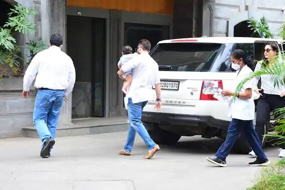 ਇਸ ਦੌਰਾਨ ਖਾਸ ਗੱਲ ਇਹ ਸੀ ਕਿ ਕਰੀਨਾ ਤੇ ਸੈਫ ਦੋਵਾਂ ਨੇ ਜੇਹ ਦਾ ਚਿਹਰਾ ਲੁਕਾਉਣ ਦੀ ਕੋਸ਼ਿਸ਼ ਨਹੀਂ ਕੀਤੀ।