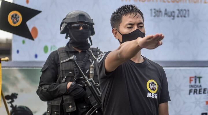 National Security Guard Commandos participate in Fit India Freedom Run programme organised as a part of Azadi Ka Amrit Mahotsav, celebrating 75 years of Indias freedom, at Gateway of India, in Mumbai. (Image Source: PTI)