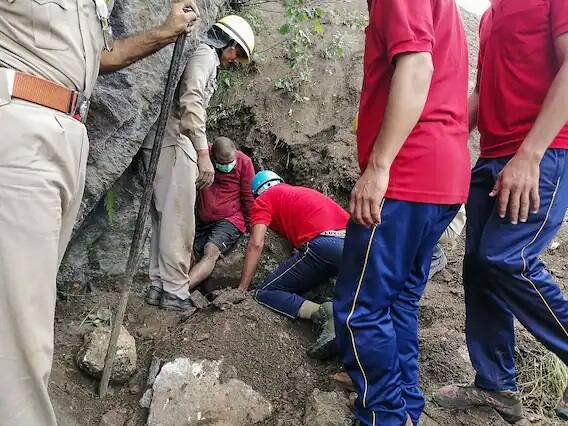 এখনও পাহাড়ের গা বেয়ে নেমে আসছে বড় বড় পাথরের চাঁই। দুর্গম পথে আটকে রয়েছে বাস। প্রশাসনের আশঙ্কা মৃতের সংখ্যা আরও বাড়তে পারে।